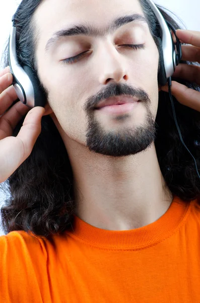Estudante ouvir música isolada no branco — Fotografia de Stock