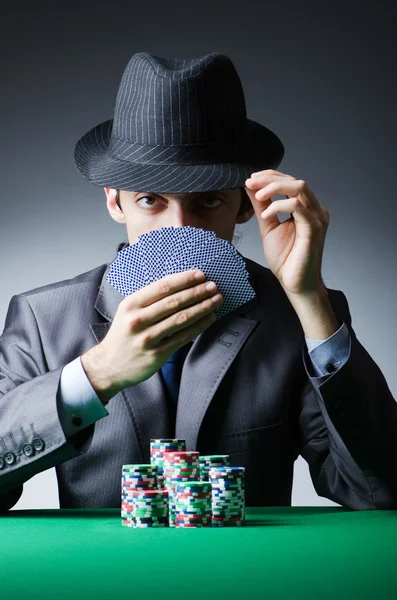 Άνθρωπος που παίζει στο καζίνο — Φωτογραφία Αρχείου