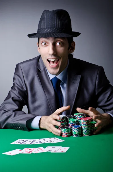 Гравець в казино грає з фішками — стокове фото