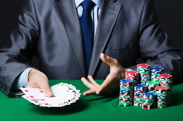 Hombre jugando en el casino — Foto de Stock