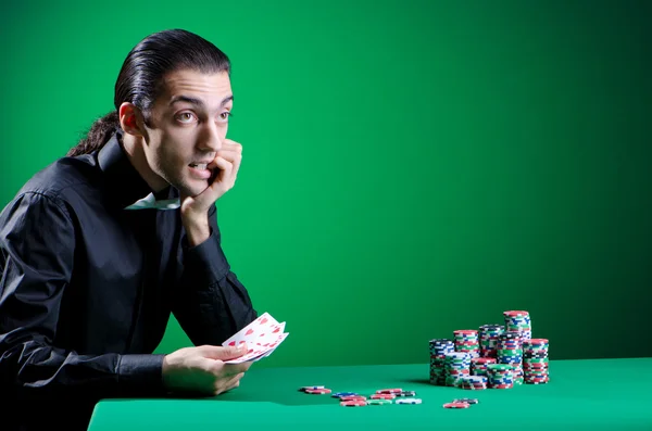 Игрок в казино и фишки — стоковое фото