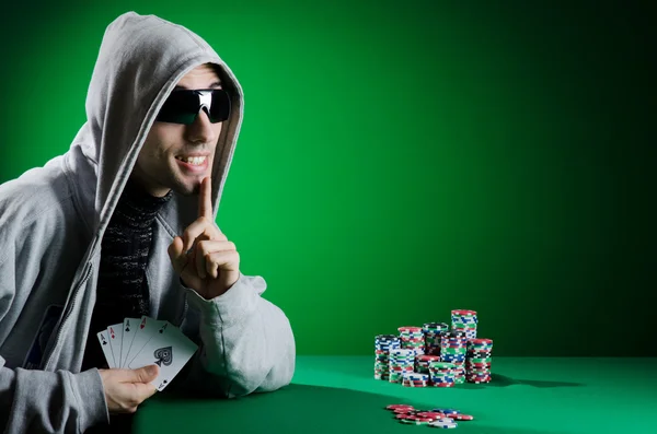 Człowiek, grając w kasynie — Zdjęcie stockowe