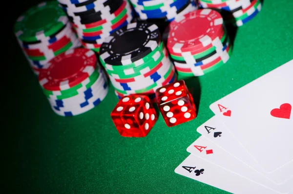 Casino koncept s čipy a karty — Stock fotografie
