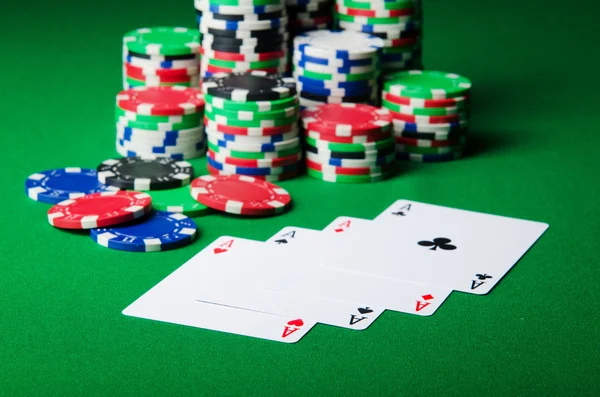Birçok kartları ve casino fişi — Stok fotoğraf