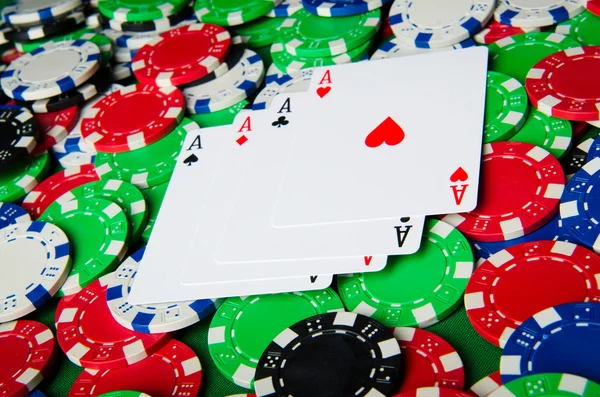 Много карт и фишек казино — стоковое фото