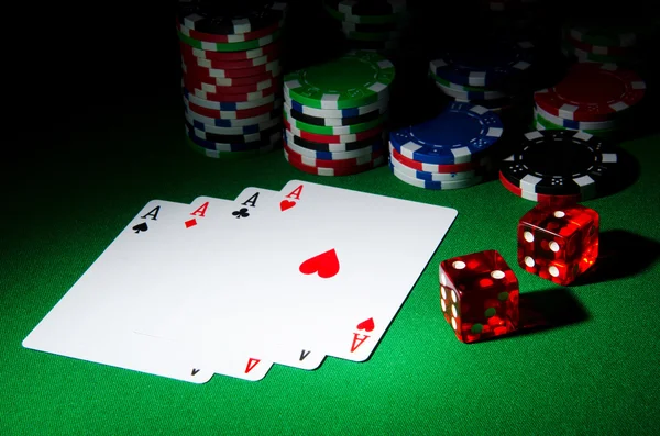 Concetto di casinò con chip e carte — Foto Stock