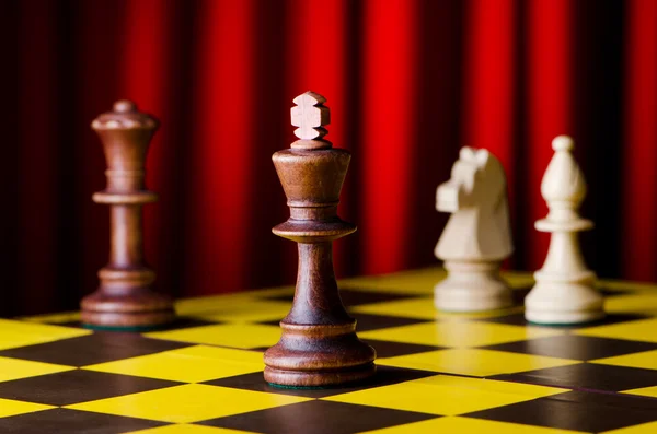 Koncepcja gry w szachy z kawałkami — Zdjęcie stockowe
