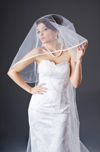 Nevěsta ve svatebních šatech v studio natáčení — Stock fotografie