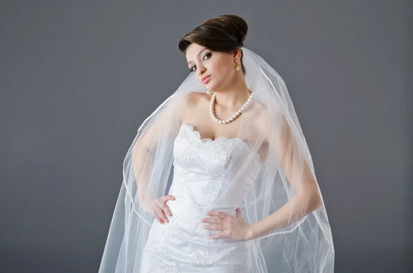 Невеста в свадебном платье в студии съемки — стоковое фото