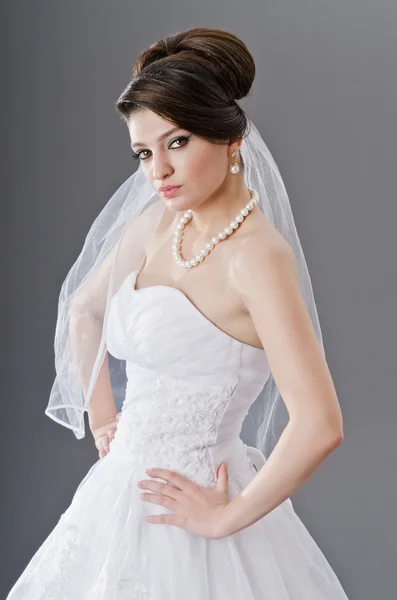 Bruden i brudklänning i studio fotografering — Stockfoto
