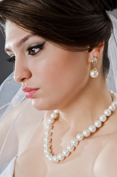 Bruden i brudklänning i studio fotografering — Stockfoto