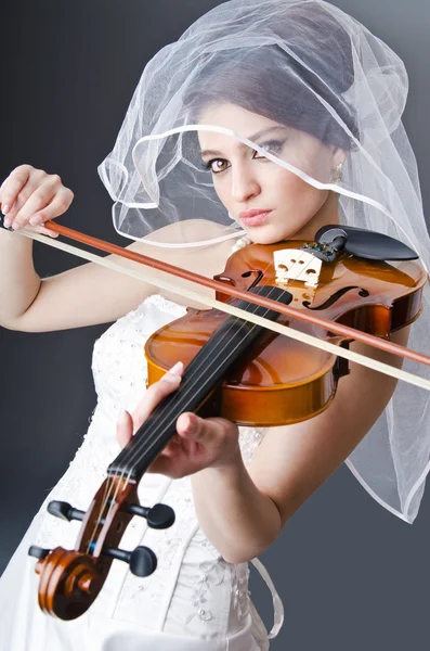 Bride playing violin in studio — Stock Photo, Image