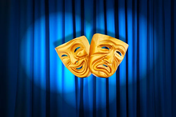 Концепция театрального представления с масками — стоковое фото