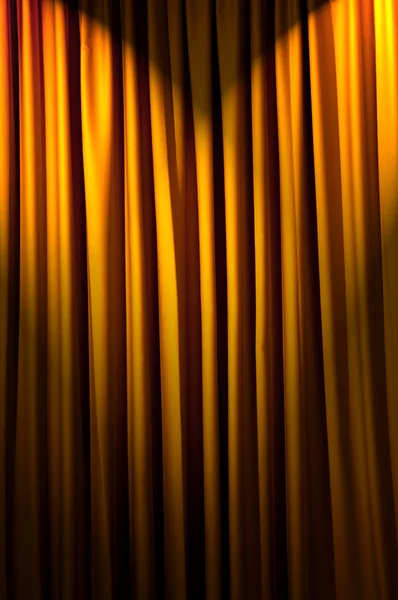 Cortinas brilhantemente iluminadas no conceito de teatro — Fotografia de Stock