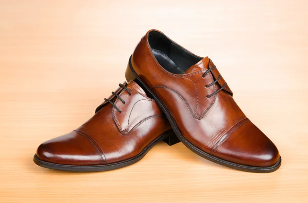 Hnědé boty na dřevěný stůl — Stock fotografie