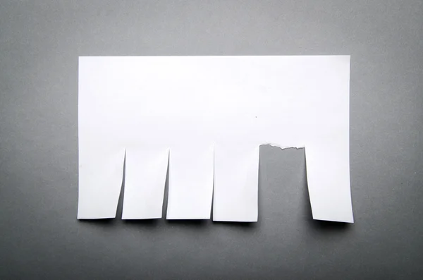 Riva av papper märka på väggen — Stockfoto