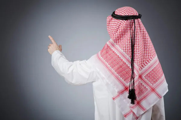 Араб нажимает виртуальные кнопки — стоковое фото
