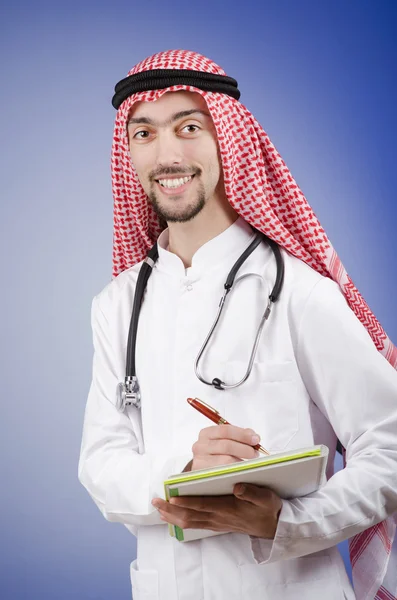 阿拉伯医生在工作室拍摄 — 图库照片