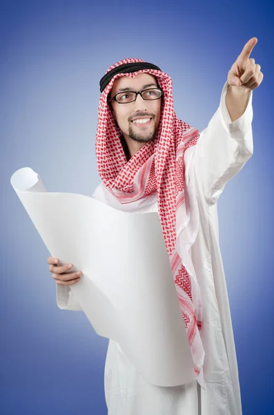 Arabische ingenieur met tekeningen — Stockfoto