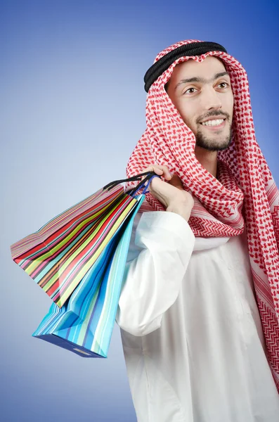 Árabe con las bolsas de regalo —  Fotos de Stock