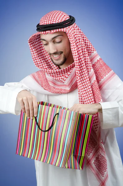 Árabe con las bolsas de regalo —  Fotos de Stock