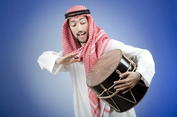 Árabe tocando tambor en tiroteo studio — Stockfoto