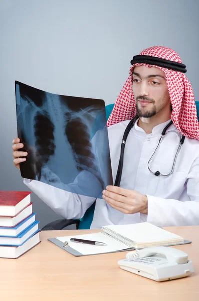 Arabischer Arzt mit Röntgenbild — Stockfoto