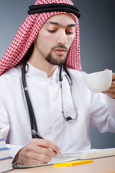 Médico árabe trabajando en el hospital —  Fotos de Stock