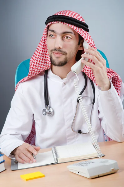Arabský lékař pracující v nemocnici — Stock fotografie