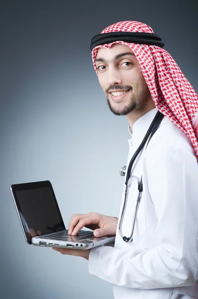 병원에서 일 하는 아랍 의사 — 스톡 사진