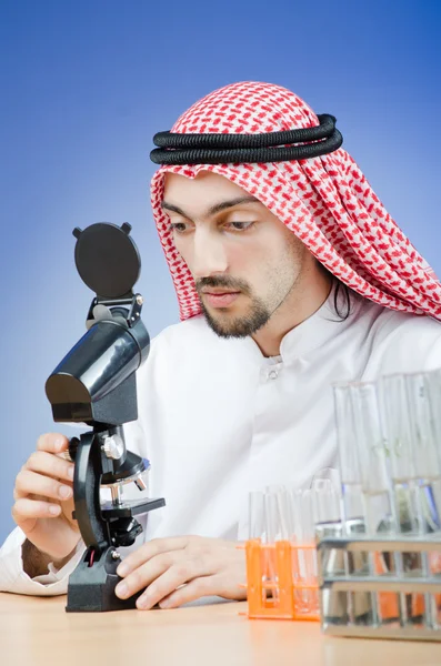 Арабські хімік, що працюють у lab — стокове фото