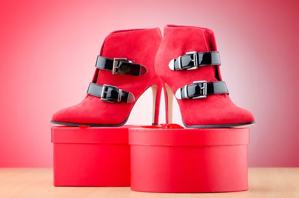 Kvinna skor i fashion-konceptet — Stockfoto