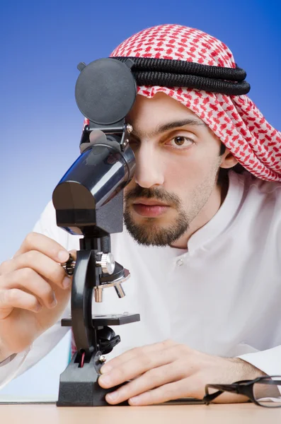 Chimico arabo che lavora in laboratorio — Foto Stock