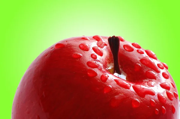 Свіже яблуко з краплями води — стокове фото