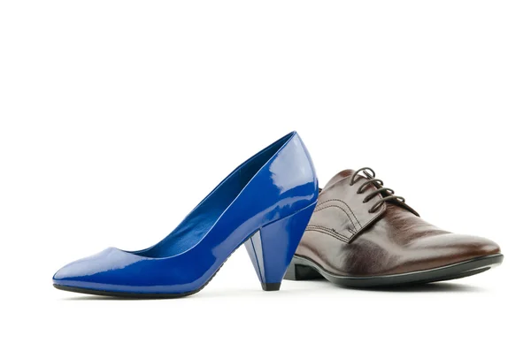 Мужская и женская обувь на белом — стоковое фото