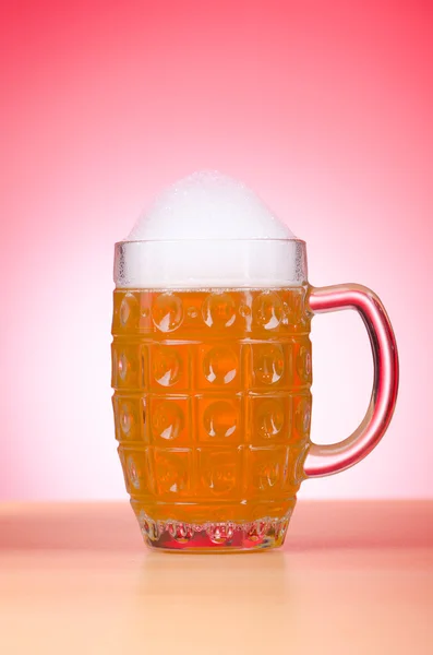 Ποτήρι μπίρα στο τραπέζι — Φωτογραφία Αρχείου