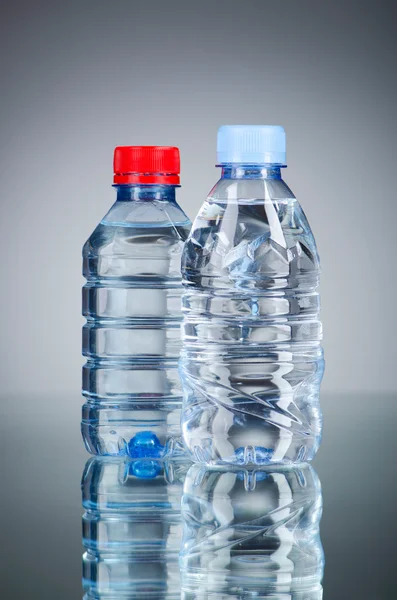 Garrafas de água como conceito de bebida saudável — Fotografia de Stock