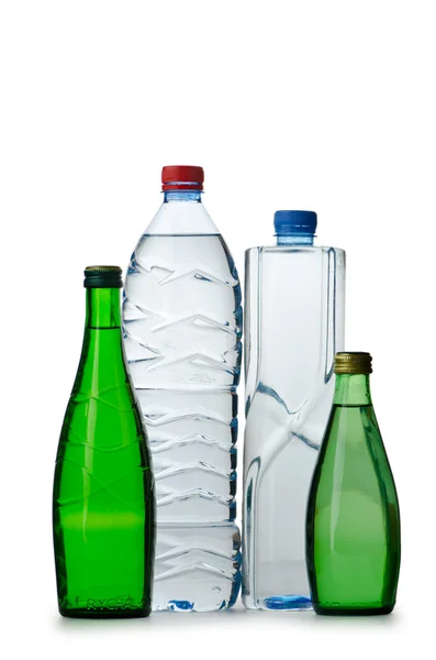 Питна вода в пляшках на білому — стокове фото