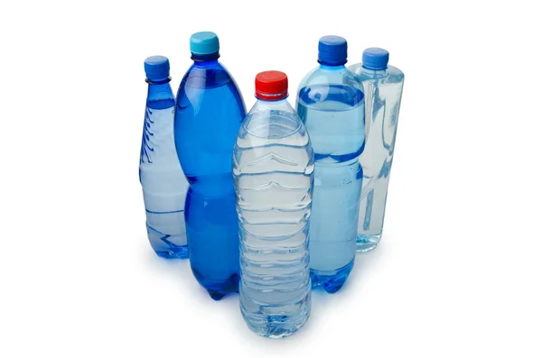 Picie wody w butelkach na biały — Zdjęcie stockowe