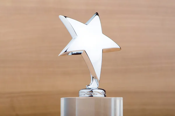 Prêmio estrela contra fundo de madeira — Fotografia de Stock