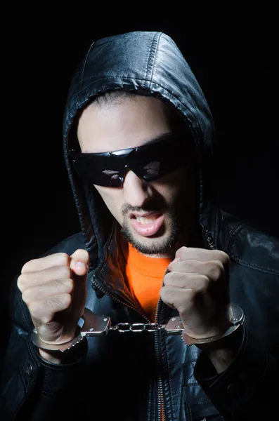 Молодой преступник в наручниках — стоковое фото