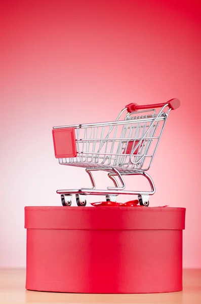 Concepto de compras navideñas con carrito —  Fotos de Stock