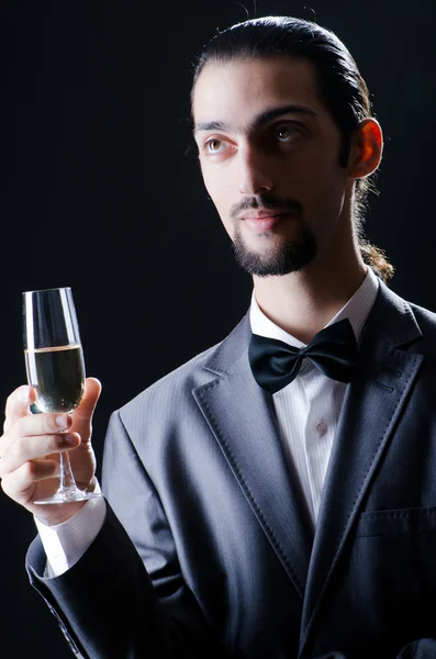 Hombre degustación de vino en vaso — Foto de Stock