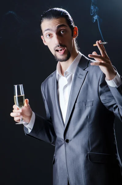 Άνθρωπος δοκιμάζοντας κρασί σε ποτήρι — Φωτογραφία Αρχείου
