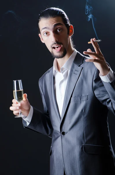 Hombre degustación de vino en vaso — Foto de Stock