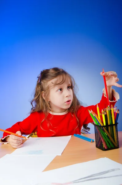 Disegno bambina con matite — Foto Stock