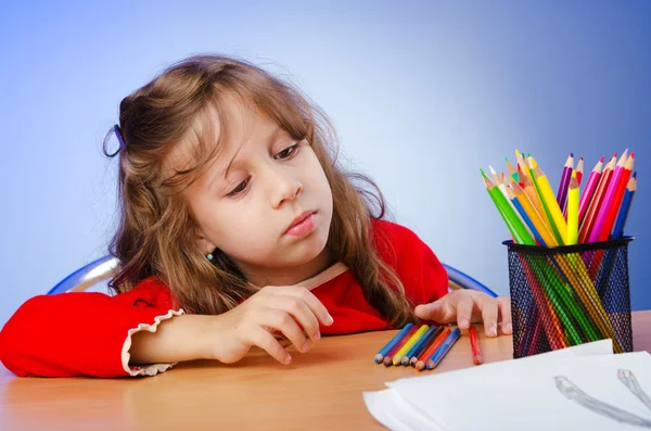 Disegno bambina con matite — Foto Stock