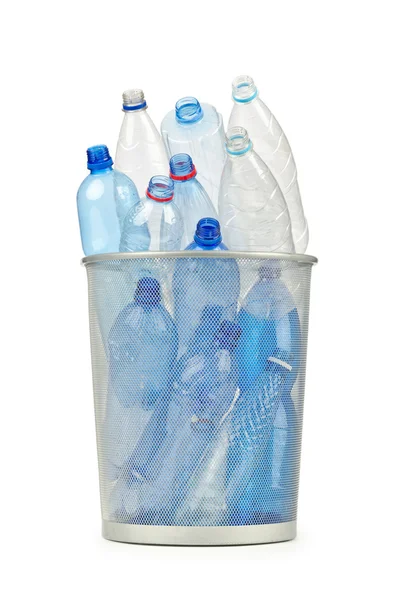 Leere Plastikwasserflaschen auf weißem Grund — Stockfoto