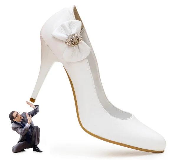 Жіноче домінування концепція з взуттям і чоловіком — стокове фото