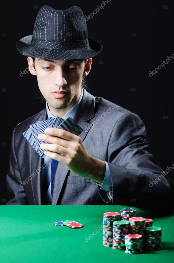 мужчина играет в казино